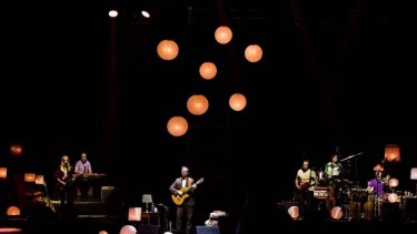 Kevin-Johansen, junto a Feng Shui Project, su nueva banda, presentando el disco "Quiero mejor".