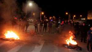 VIDEO | Levantaron el corte de una calle que conecta con la Autovía en Neuquén, pero podría repetirse esta semana