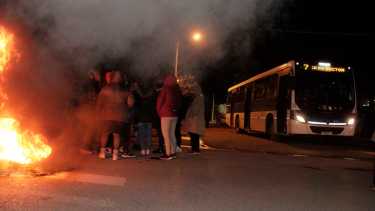 Levantan el corte en una calle que conecta con la Autovía en Neuquén, pero retoman este martes