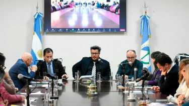 Manuel Islas en la comisión A. Lo increpó un hombre antes de ingresar. (Matías Subat)