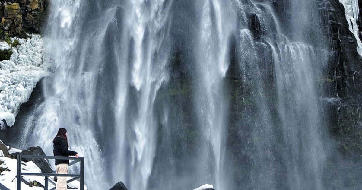 La cascada La Fragua en Neuquén se transforma en un paisaje helado