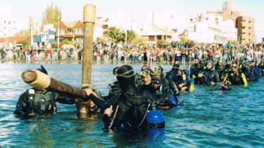 El primer Vía Crucis Submarino marcó un hito para el turismo que se realiza en Puerto Madryn. Desde entonces la ceremonia se realiza cada año, en Semana Santa