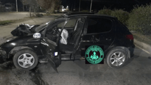 Choque sobre Ruta 22, en Plottier: un joven de 21 años perdió el control e impactó contra un poste de luz