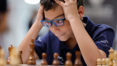 Faustino Oro, el prodigio argentino de 10 años, se convirtió en el maestro internacional de ajedrez más joven de la historia, superando récords y dejando su huella en el mundo del ajedrez.