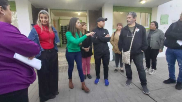 Padres y estudiantes se manifiestan afuera de la ESRN 71. Foto: gentileza