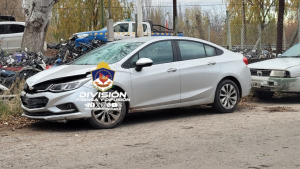 Está grave: hombre herido porque un chico lo atropelló con el auto de su padre y huyó en Centenario