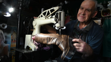 Mario cuenta con 50 años de experiencia, comenzó en este oficio para poder subsistir y continuó por pasión. Foto: Marcelo Ochoa.