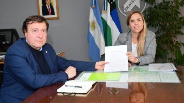 María Emilia Soria recibió en su despacho municipal en Roca al gobernador Alberto Weretilneck. Foto: Gentileza