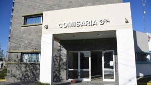 Rompieron una vidriera, robaron ropa y fueron interceptados en pleno centro de Roca