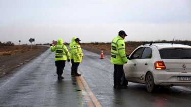Se recomienda circular con precaución en las rutas de la Patagonia. Foto: Andrés Maripe.-