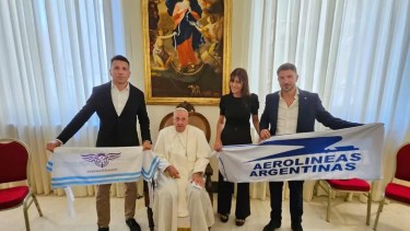 El papa Francisco posó con la bandera  Aerolíneas Argentinas  junto a dirigentes de Aeronavegantes. 