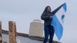 Video | Se subió al techo para gritarle su reclamo a Etcheverry en el norte neuquino: «Señor ministro, necesito una casa»