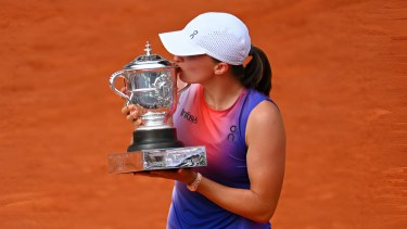 La polaca Iga Swiatek celebrando con el trofeo del Abierto de Francia tras vencer en la final a la italiana Jasmine Paolini.