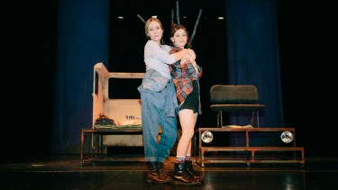 “Es una obra que habla de vínculos, es un viaje largo con todo lo que eso conlleva, en una camioneta destartalada junto a su hija”, dice Inés Estévez de su personaje y de la trama del sentido de la puesta.