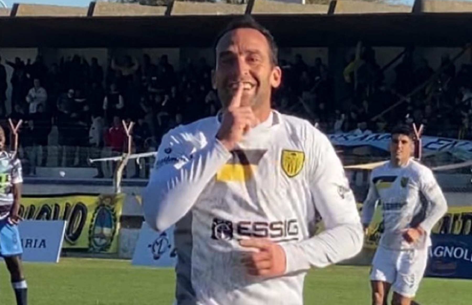 Santamarina goleó a Sol de Mayo en Tandil.