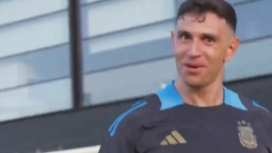 Dibu Martínez le atajó un penal a Lautaro Martínez en la práctica de Argentina y estrenó un nuevo baile