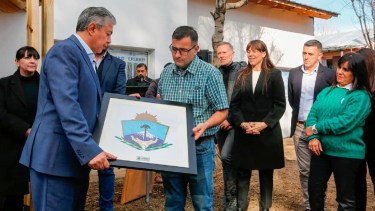 El gobernador de Neuquén Rolando Figueroa junto al director de la escuela, Matildo Andrés. 