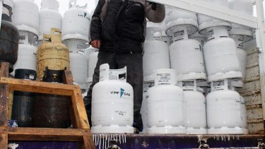  La provisión y distribución de gas licuado, destinada a quienes no cuentan con gas natural en su domicilio. Foto: archivo.