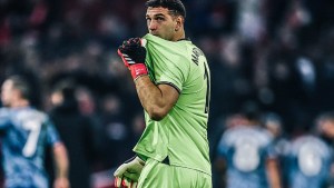 Un jugador argentino está cerca de ser compañero de Dibu Martínez en Aston Villa