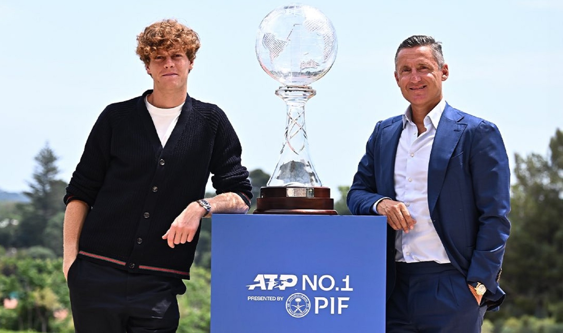 El presidente del ATP Tour, Andrea Gaudenzi, entregó el trofeo a Jannik Sinner.