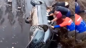 Volcaron y terminaron adentro de un canal de riego en Allen