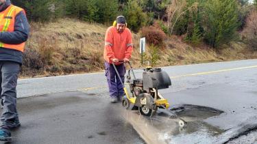 Tareas de "conservación" antes del invierno en la Ruta 40 de la cordillera rionegrina. Foto: gentileza