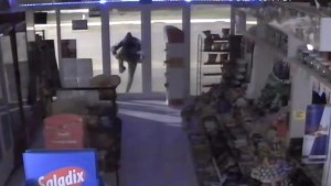 Video | Con piedras y patadas, un delincuente entró a robar en un comercio de Las Grutas