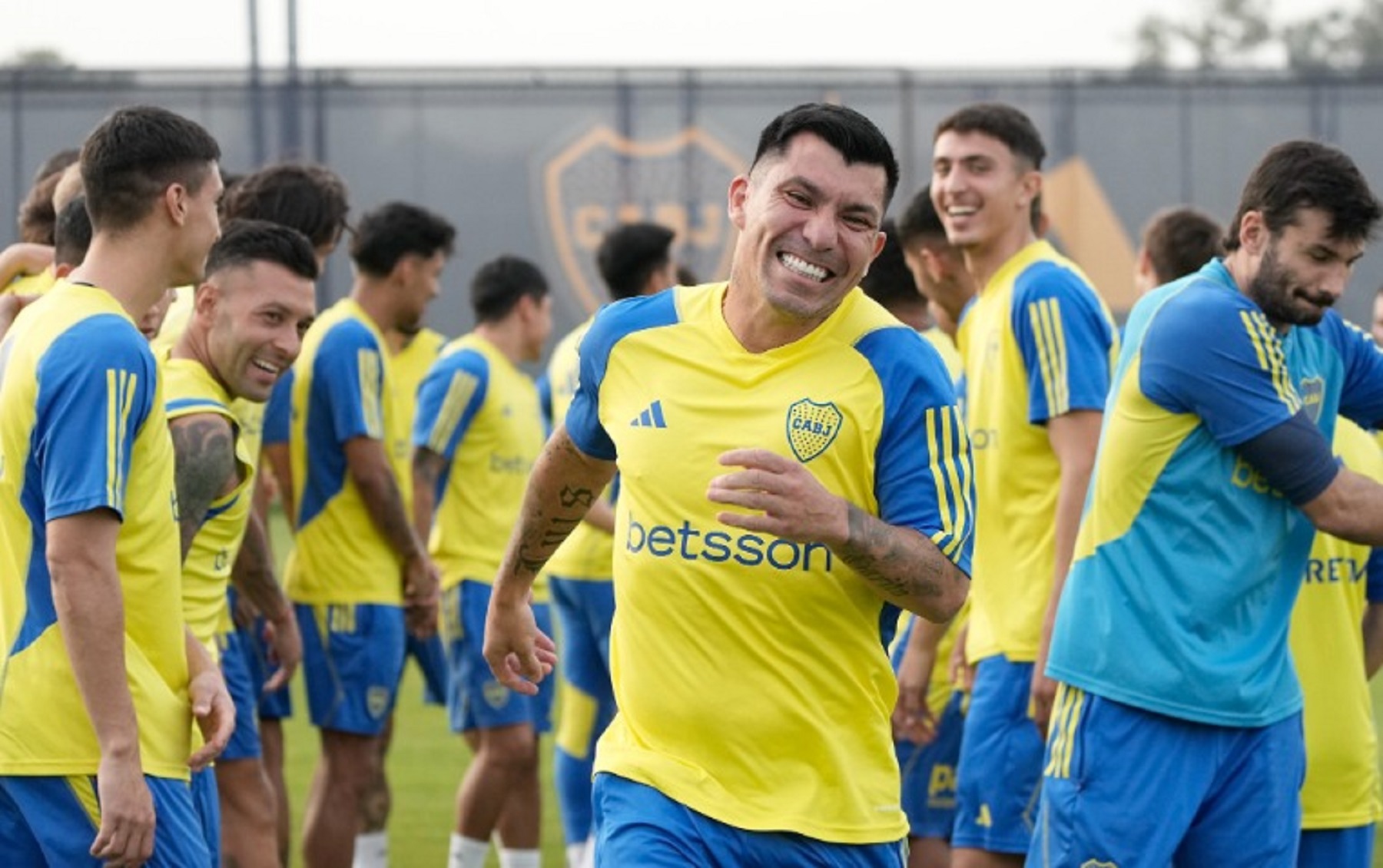 Gary Medel entrenó entre los titulares para el cruce de Copa Argentina.