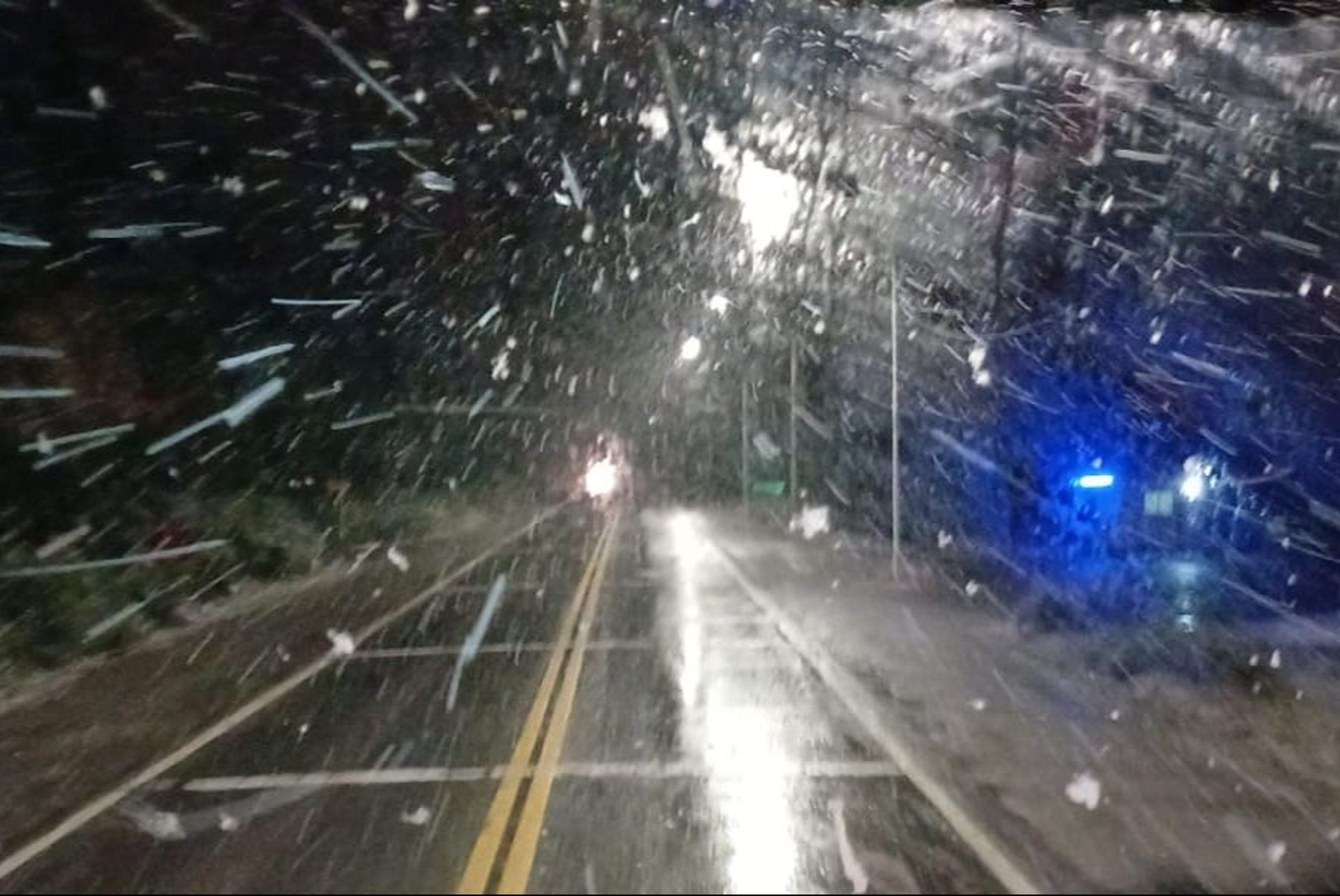La nieve «complica» la Ruta 40 entre Bariloche y El Bolsón, este lunes ...