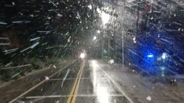 La nieve "complica" la Ruta 40 entre Bariloche y El Bolsón. Crédito Vialidad Nacional. 