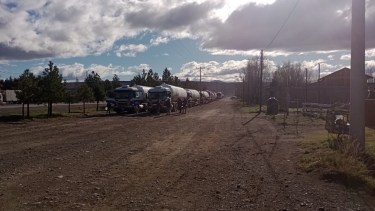 Camiones varados comenzaron a circular para Pino hachado, luego que se se reabriera el cruce internacional con Chile. Foto: Gentileza 