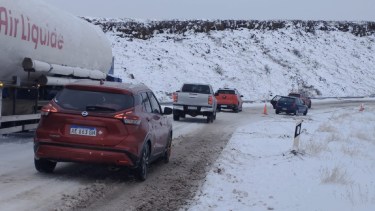 Las nevadas complican el tránsito. El sábado volverá a nevar.