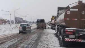 Ya son más de 280 los camiones varados entre Las Lajas y Zapala por la nieve en Pino Hachado