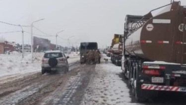 El Ejército asistió a los camioneros en Las Lajas. Foto: gentileza municipio. 