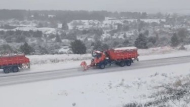 Video | Temporal de nieve: así trabajaron para despejar la Ruta 40 entre Bariloche y El Bolsón