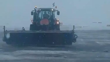 La nieve complicó la operabilidad del aeropuerto de Esquel. Foto: Hernán Mercère.