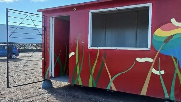 La casilla vandalizada y desmantelada por desconocidos en la Laguna San Lorenzo de Neuquén, se pondrá en condiciones