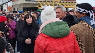 La ministra Soledad Martínez recorrió la localidad de Caviahue tras el incendio. Crédito Gobierno de Neuquén.