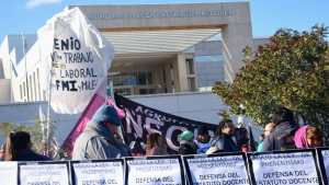 Presentismo docente en Neuquén: ¿puede extenderse el «plus» al resto de trabajadores del Estado?