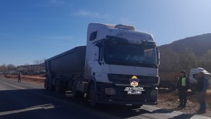 Camionero alcoholizado y con pedido de captura por agresión sexual causó un caos cerca de una escuela, en la Ruta 7 de Añelo