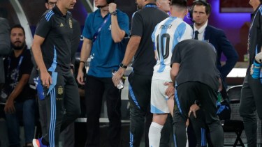 Messi y un gesto que preocupó: qué se sabe de la molestia que sintió en la victoria ante Chile
