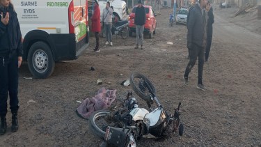 La motociclista fue trasladada al hospital con heridas leves. Foto: gentileza.