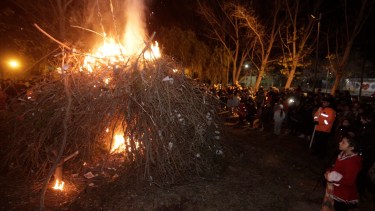 Video | En Neuquén pasaron el frío con la tradicional fogata de San Juan: así se encendió