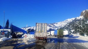 Pasos a Chile: la nieve cedió y Pino Hachado recibió 80 camiones que esperaban en Las Lajas