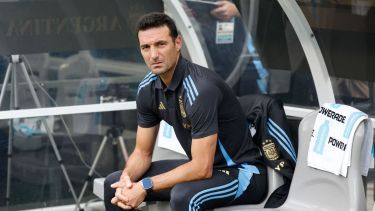 Lionel Scaloni tendrá que anunciar el corte, antes del 15 de junio. (AP)