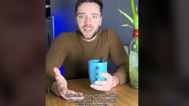 Alan Klein contó en TikTok que se sentía "observado mientras dormía".-