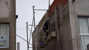 Un albañil de Viedma cayó desde el segundo piso y pasó 20 días internado: la Justicia ordenó su indemnización