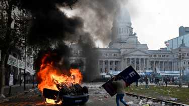 Video | Tensión por la Ley Bases: al menos 29 detenidos y sospechas de «infiltrados» fuera del Congreso