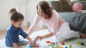 Cuánto cobra una niñera por trabajar cuatro horas en junio 2024, con el aumento a empleadas domésticas