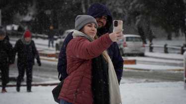 Selfie. Los turistas disfrutan de la nieve en el Centro Cívico. Foto: Marcelo Martinez